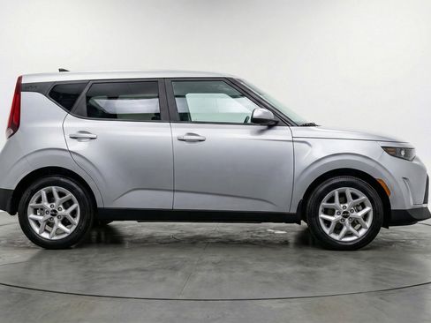 Used 2025 Kia Soul LX w/ LX Technology Package FWD image 11