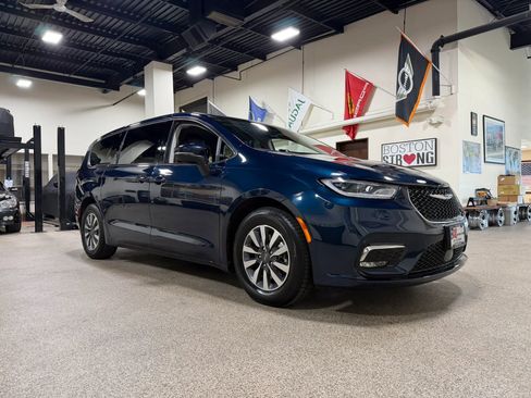 Used 2023 Chrysler Pacifica Touring-L FWD image 3