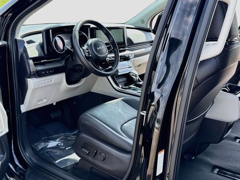 Used 2024 Kia Carnival EX FWD image 11