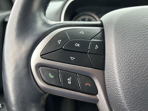 Used 2020 Jeep Cherokee Latitude w/ Cold Weather Group image 18