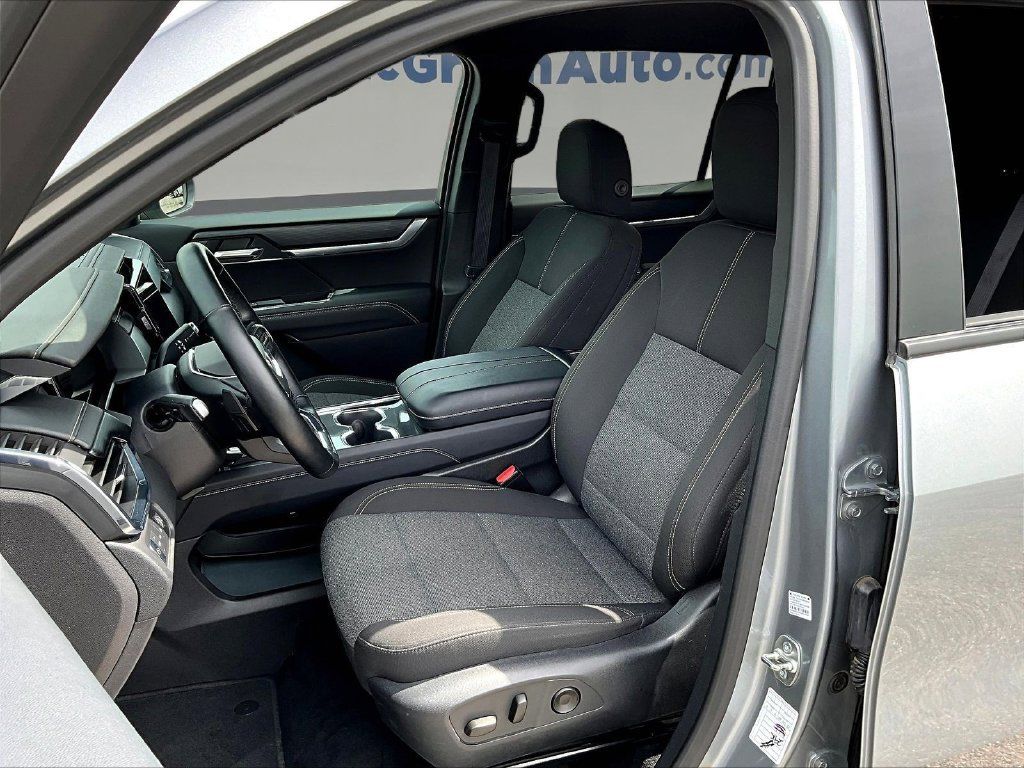 Used 2025 GMC Acadia Elevation AWD/4WD image 24