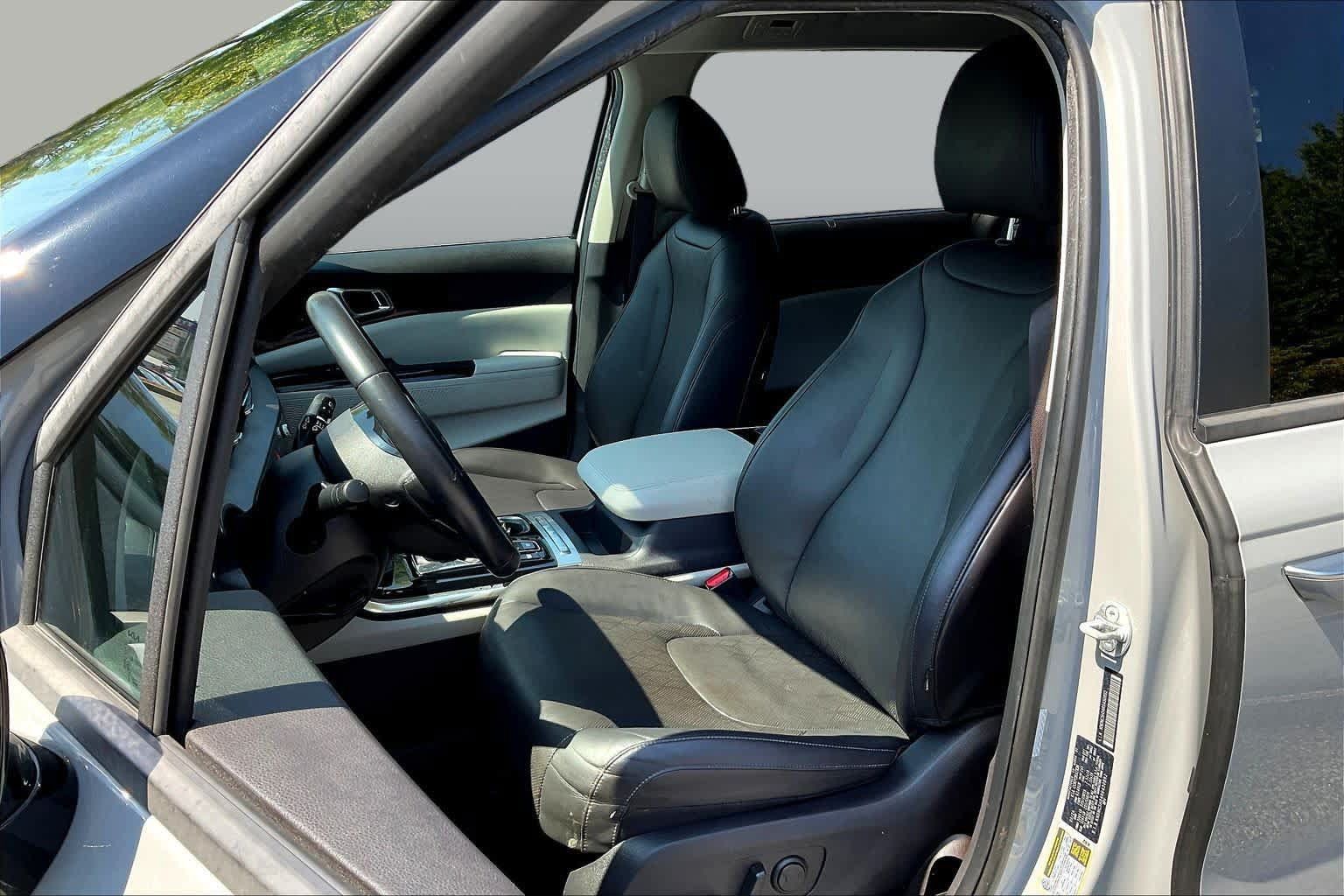 Used 2024 Kia Carnival EX FWD image 8