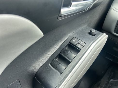 Used 2023 Toyota Highlander XLE image 18