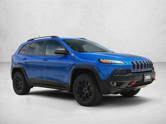 Used 2018 Jeep Cherokee Trailhawk w/ Comfort/Convenience Group AWD/4WD video 3