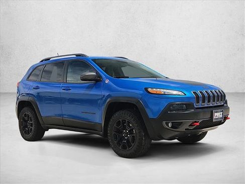 Used 2018 Jeep Cherokee Trailhawk w/ Comfort/Convenience Group AWD/4WD image 3