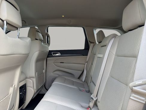 Used 2019 Jeep Grand Cherokee Laredo RWD image 16