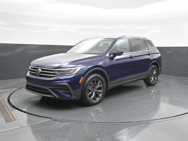 Used 2023 Volkswagen Tiguan SE w/ Panoramic Sunroof Package FWD image 3