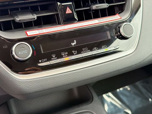 Used 2025 Toyota Corolla LE w/ Convenience Package image 31