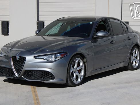 Used 2020 Alfa Romeo Giulia Ti Sport image 2