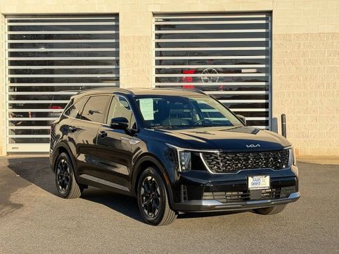 Used 2025 Kia Sorento S image 1