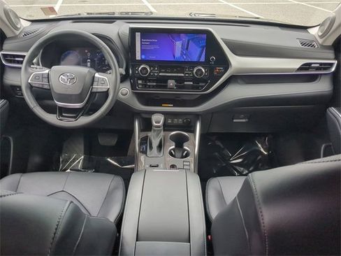 Used 2024 Toyota Highlander Platinum image 15