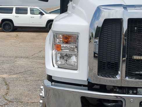 Used 2021 Ford F750 2WD Regular Cab Super Duty image 8