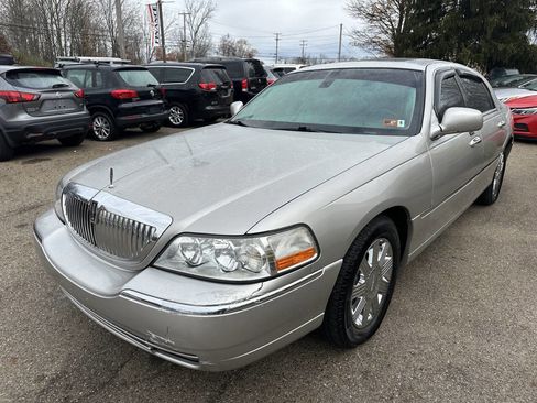 Used 2003 Lincoln Town Car Cartier image 2