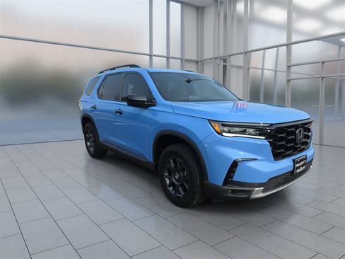 Certified 2025 Honda Pilot TrailSport image 3