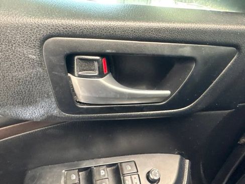 Used 2018 Toyota Highlander XLE FWD image 16