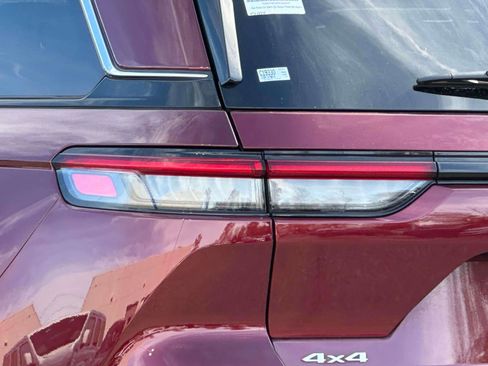 Used 2024 Jeep Grand Cherokee Limited w/ Luxury Tech Group II image 8