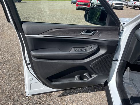 New 2025 Jeep Grand Cherokee Limited AWD/4WD image 24