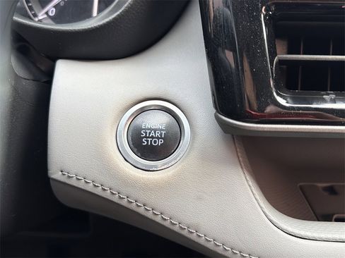 Used 2021 Toyota Highlander XLE image 29