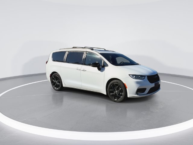 Used 2025 Chrysler Pacifica Limited FWD image 5