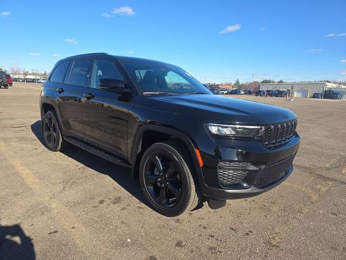 Used 2024 Jeep Grand Cherokee Altitude AWD/4WD image 1