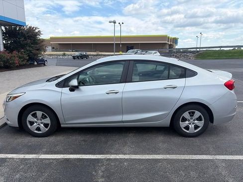 Used 2017 Chevrolet Cruze LS FWD image 12