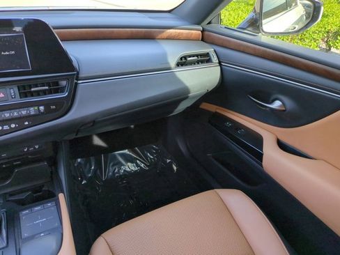 Certified 2022 Lexus ES 350 w/ Premium Package image 16