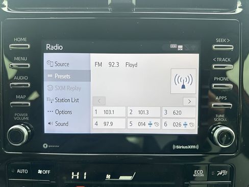 Used 2022 Toyota Prius XLE image 17