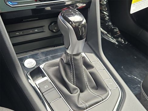 New 2025 Volkswagen Taos SEL image 19