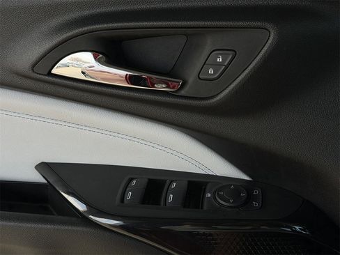 Used 2025 Chevrolet Trax LT w/ LT Convenience Package image 24