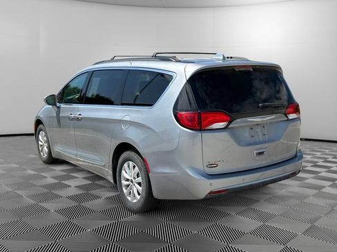 Used 2017 Chrysler Pacifica Touring-L FWD image 3