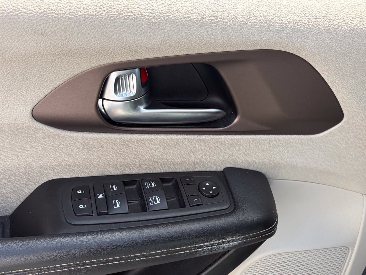 Used 2023 Chrysler Voyager LX FWD image 5