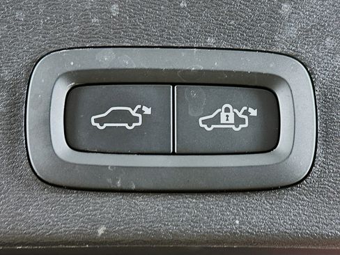 Used 2025 Volvo XC40 B5 Plus image 30