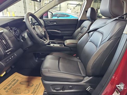 Certified 2024 Nissan Pathfinder SL image 12