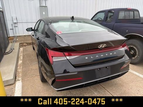 Used 2025 Hyundai Elantra SEL FWD image 18