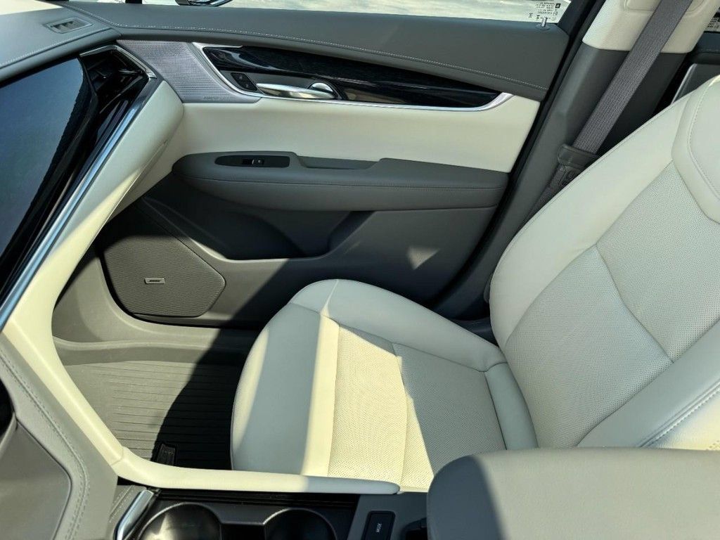 Used 2024 Cadillac XT6 Premium Luxury w/ Technology Package AWD/4WD image 15