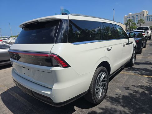 Used 2025 Lincoln Navigator Reserve AWD/4WD image 6
