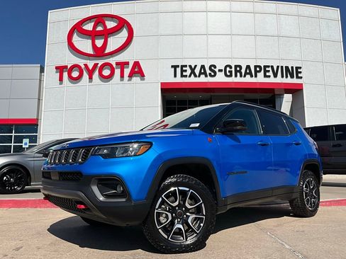 Used 2025 Jeep Compass Trailhawk image 2