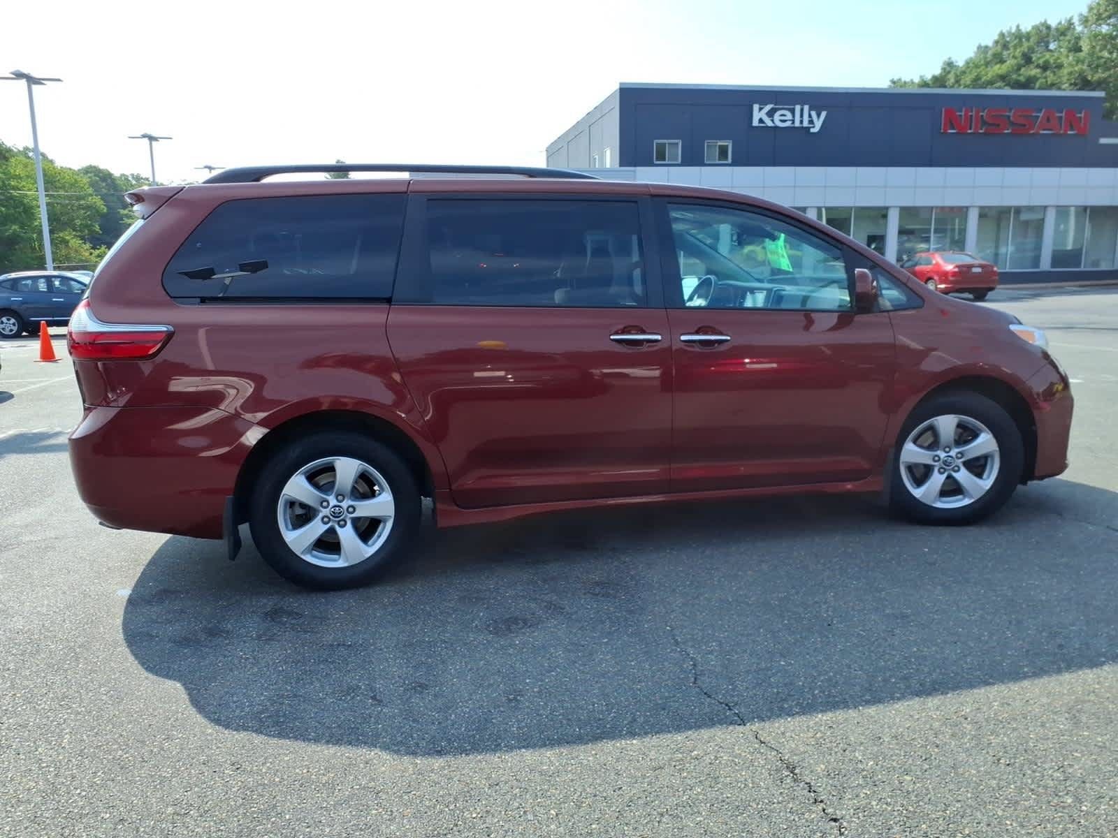 Used 2020 Toyota Sienna LE w/ LE Preferred Package FWD image 4