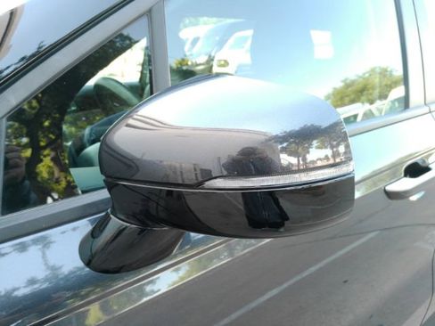 Used 2025 Kia Carnival FWD image 15