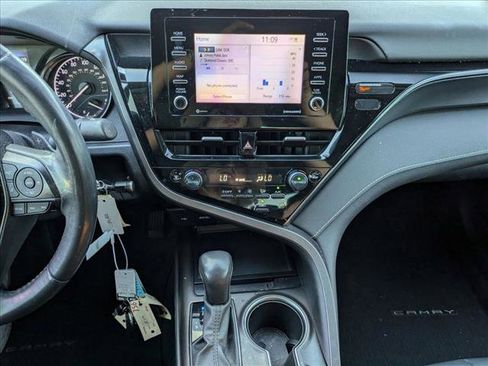 Used 2022 Toyota Camry SE image 10