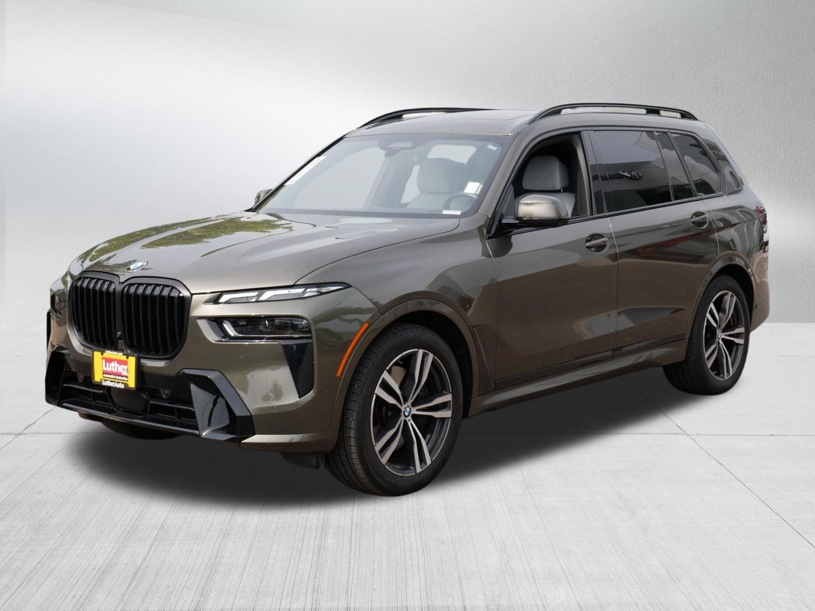 Used 2024 BMW X7 xDrive40i w/ M Sport Package AWD/4WD image 3