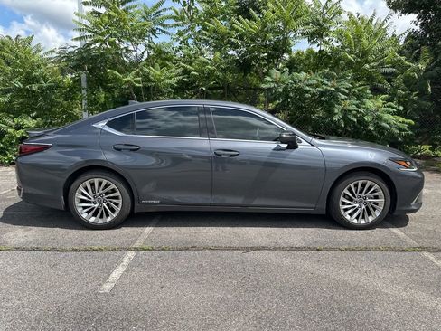 Used 2022 Lexus ES 300h Ultra Luxury w/ Protection Package (P3) FWD image 2