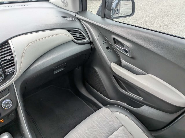 Used 2021 Chevrolet Trax LT w/ LT Convenience Package FWD image 18