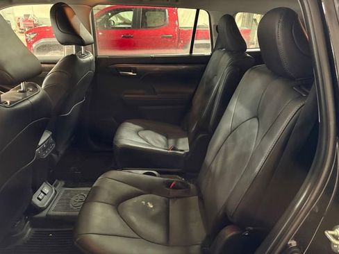 Used 2024 Toyota Highlander Platinum image 29