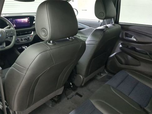 Used 2025 Buick Envista Preferred w/ Advanced Safety Package image 17