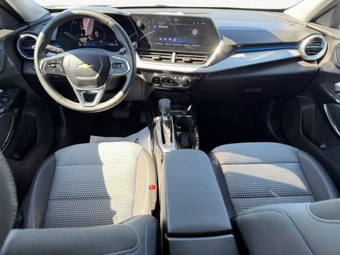 Used 2025 Chevrolet Trax LT w/ LT Convenience Package image 10