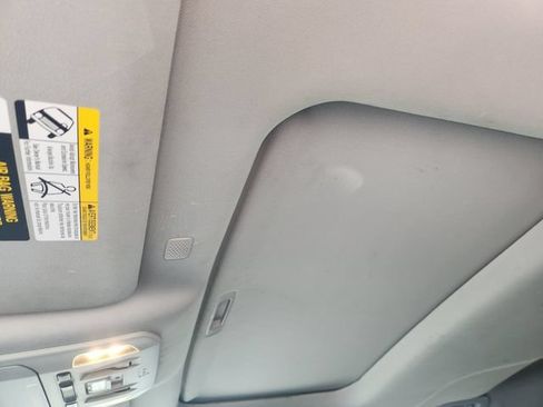Used 2020 Toyota Highlander XLE AWD/4WD image 34