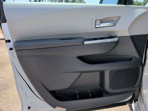Used 2023 Toyota Sienna XLE FWD image 13