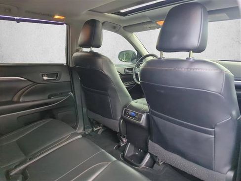 Used 2019 Toyota Highlander Limited FWD image 30