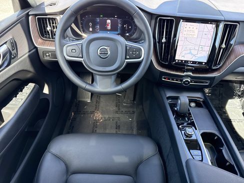 Used 2022 Volvo XC60 B5 Momentum w/ Climate Package FWD image 12